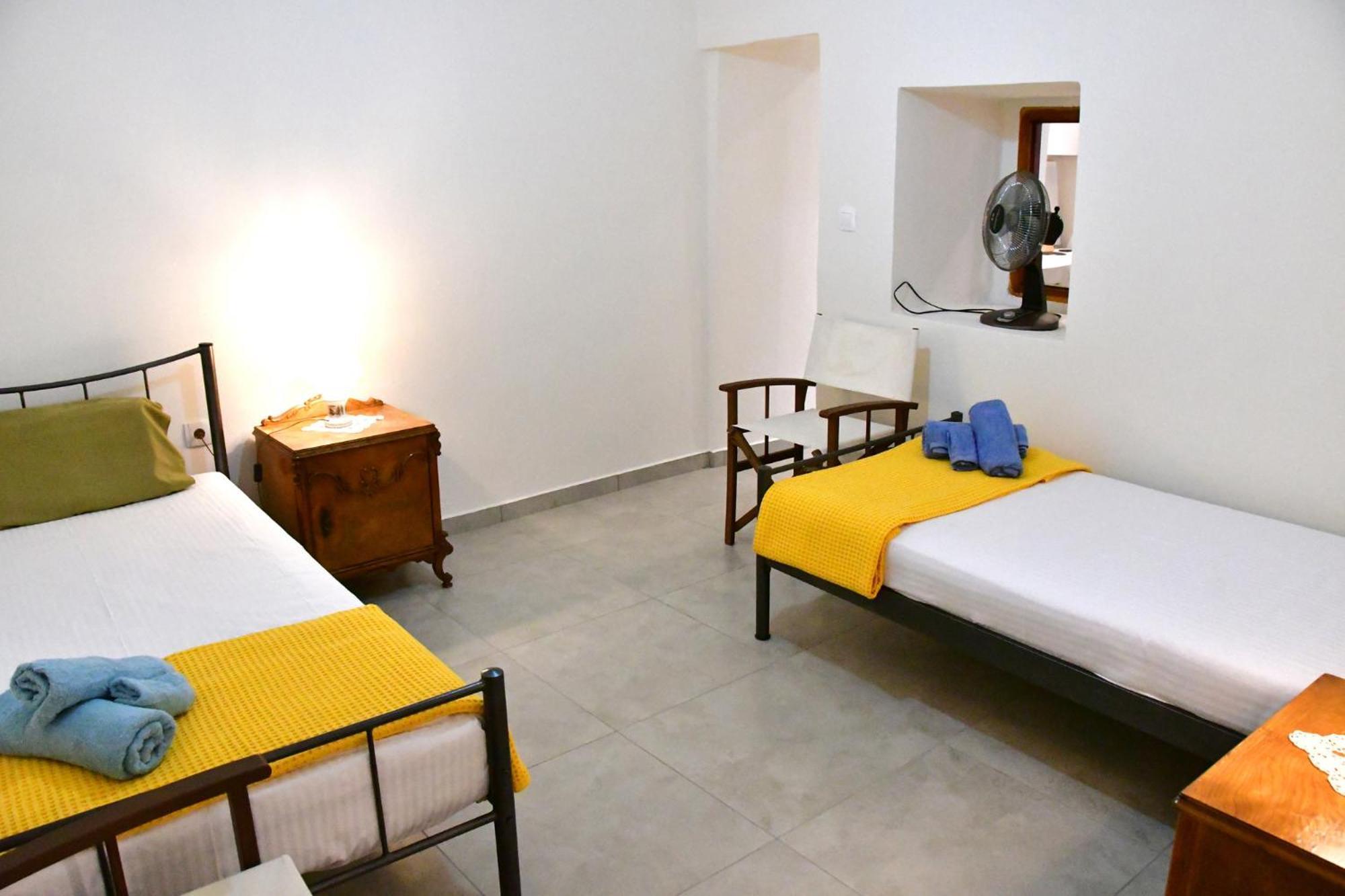 Αρχοντικό Σπίτι Στην Αίγινα Apartment Ngoại thất bức ảnh